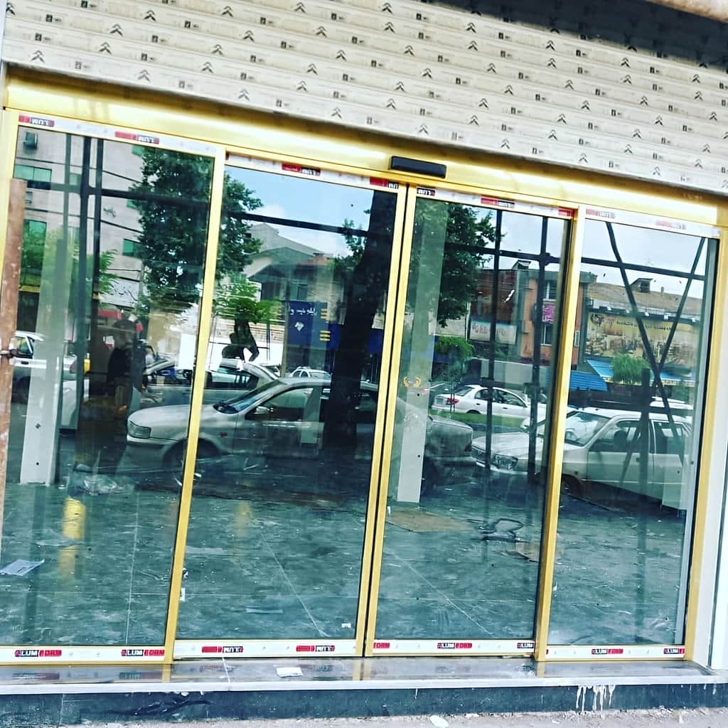 اجرای فریم آلومینیومی درب اتوماتیک شیشهای با شیشه لمینت اجرای فریم آلومینیومی درب اتوماتیک شیشهای با شیشه لمینت