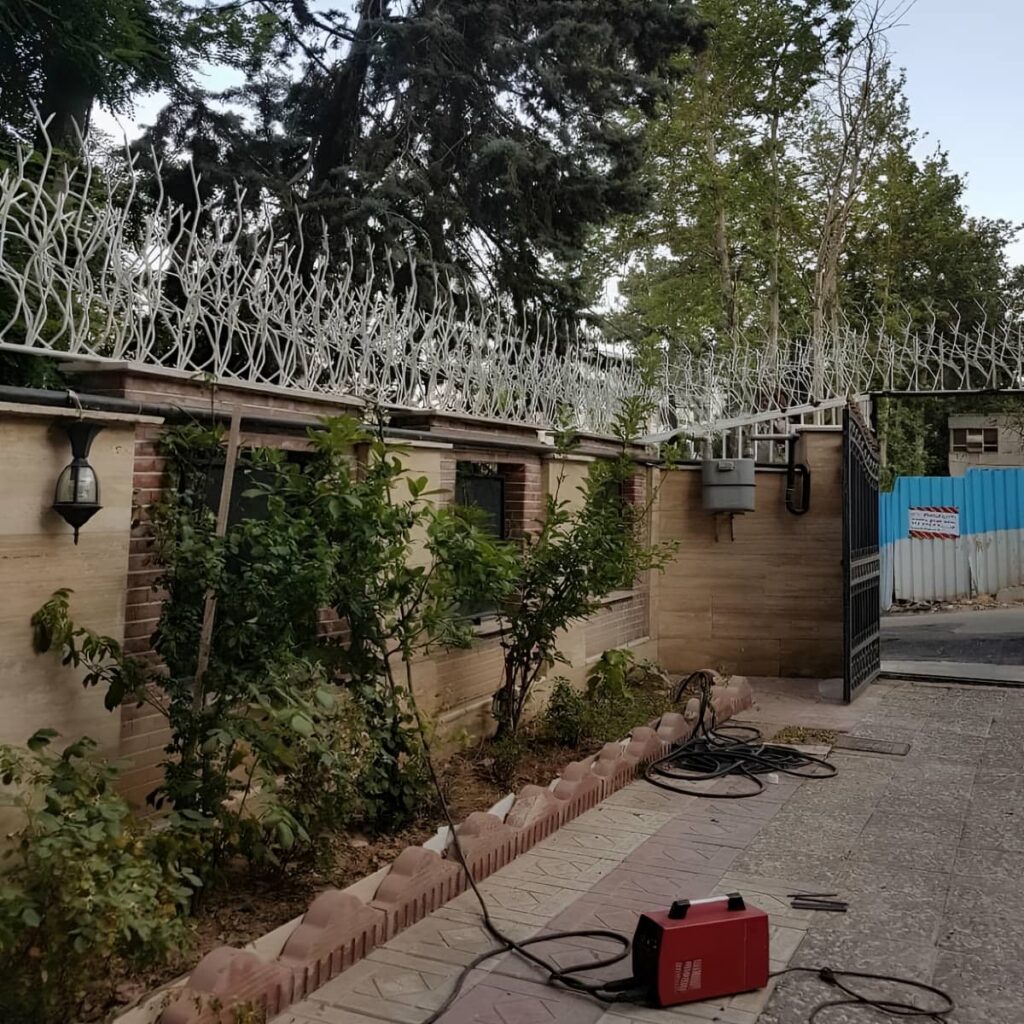 اجرای حفاظ شاخ گوزنی پرتراکم امنیتی مدل چندردیفه