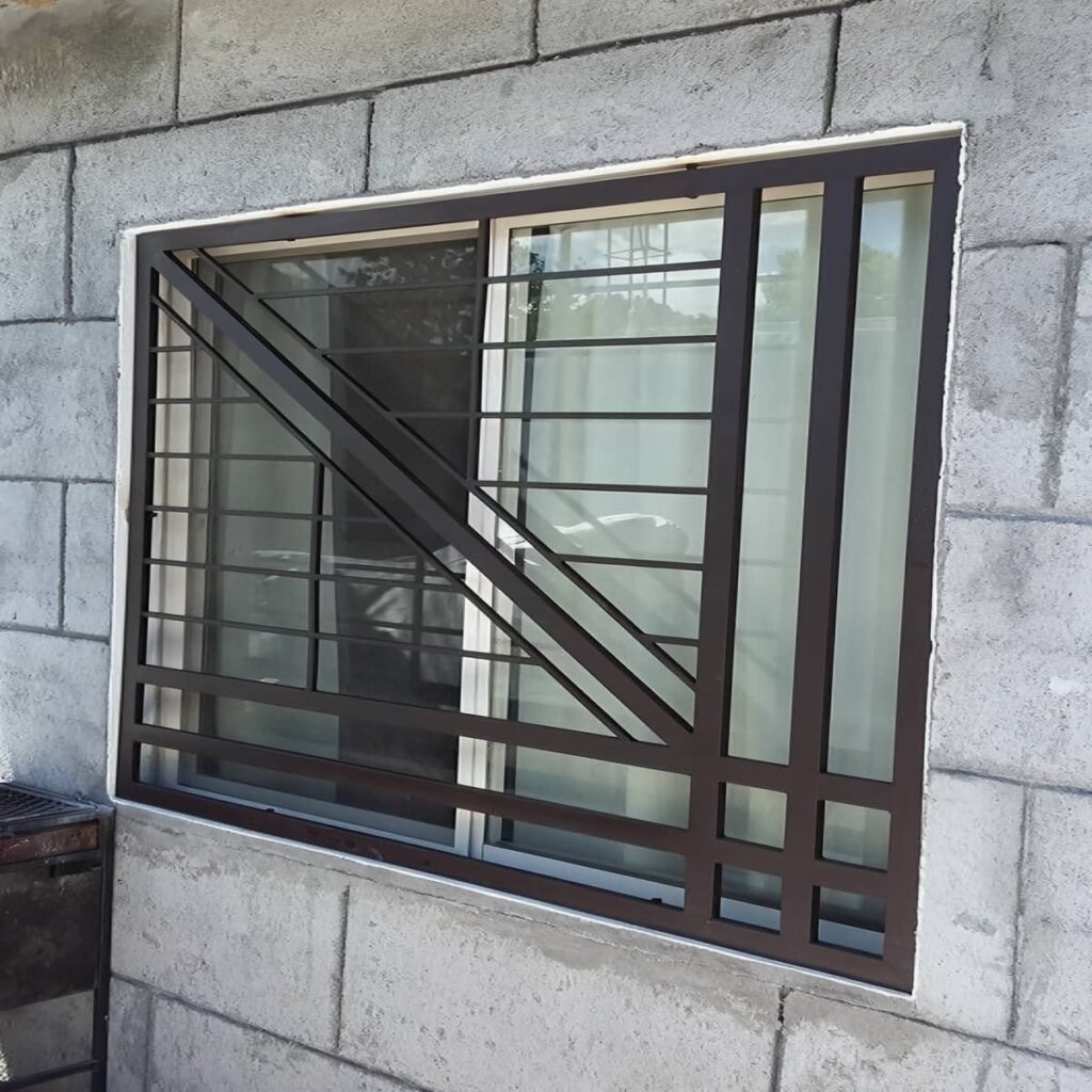 اجرای نرده پنجره فلزی شاسی دار خطوط افقی