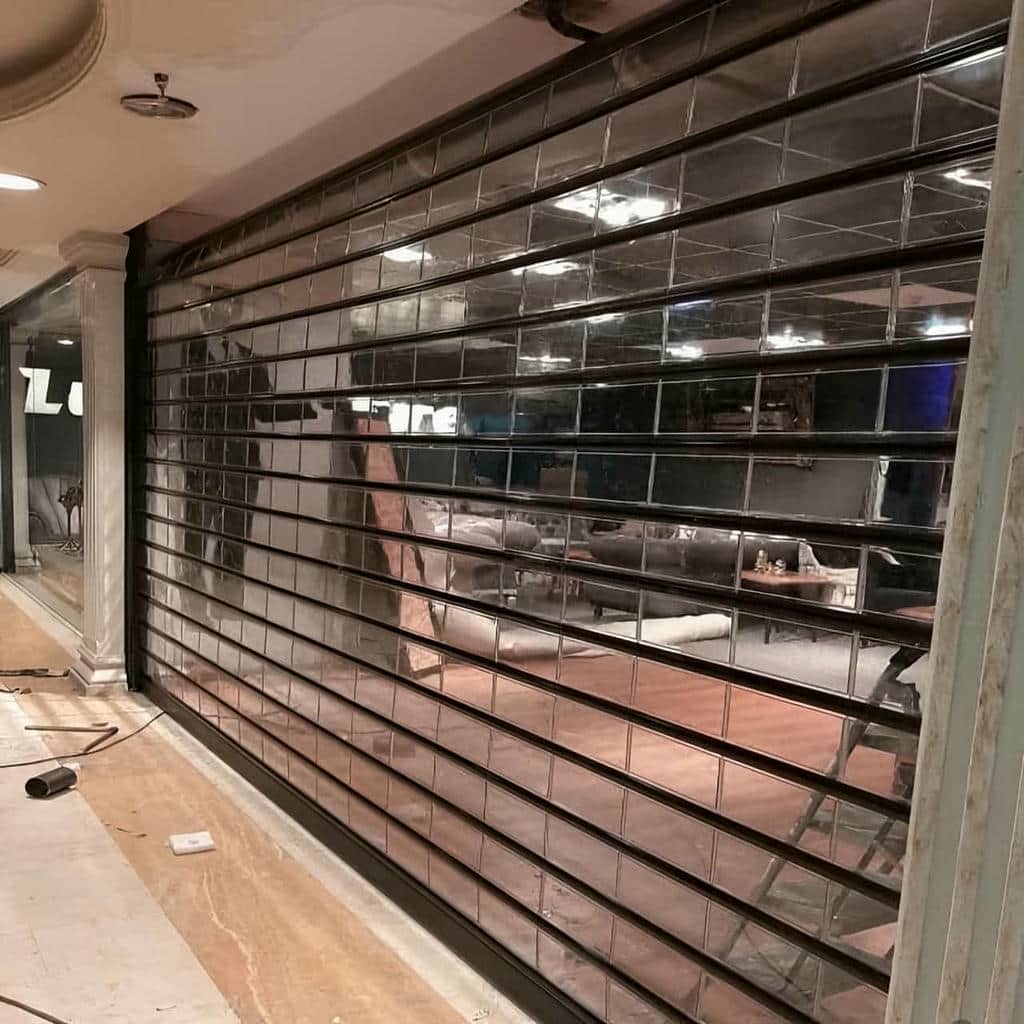 خرید کرکره برقی مدرن نمای تجاری متناسب با سبک ویترین