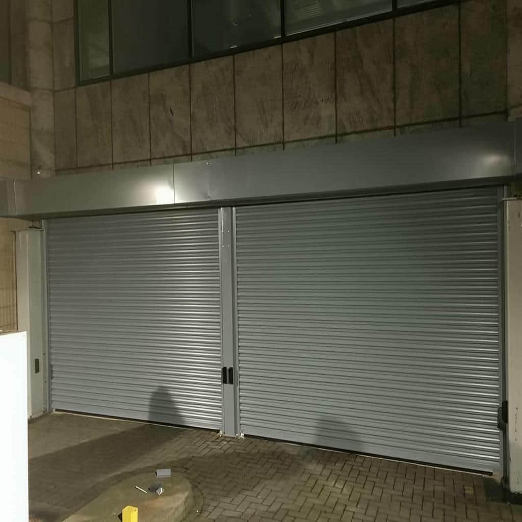 نصب درب کرکره ای برقی مغازه با ریل متناسب نصب درب کرکره ای برقی مغازه با ریل متناسب