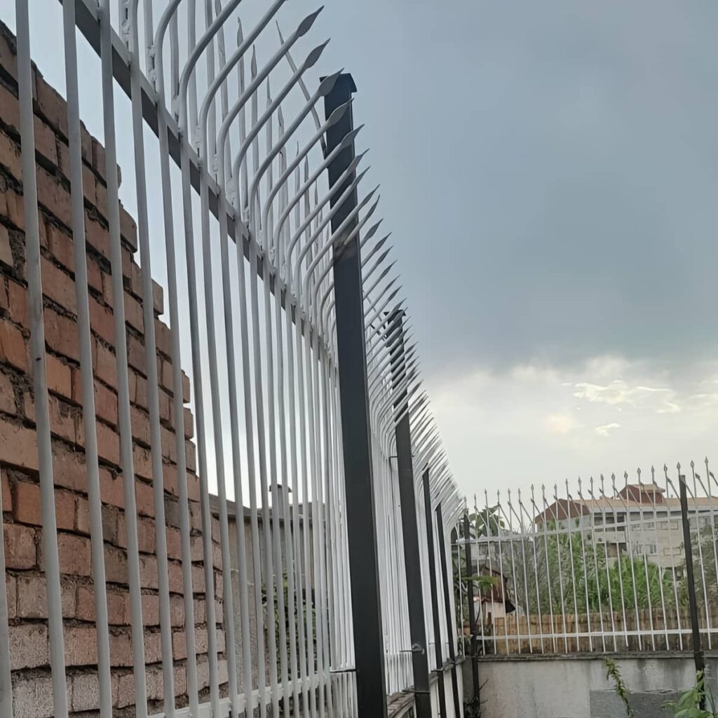 نصب حفاظ سرنیزه ای دیوار حیاط روی شاسی فلزی