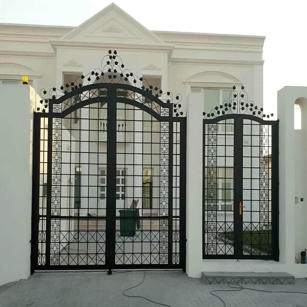 اجرای درب ویلایی قاب دار محوطه با پنل شیشه‌ای
