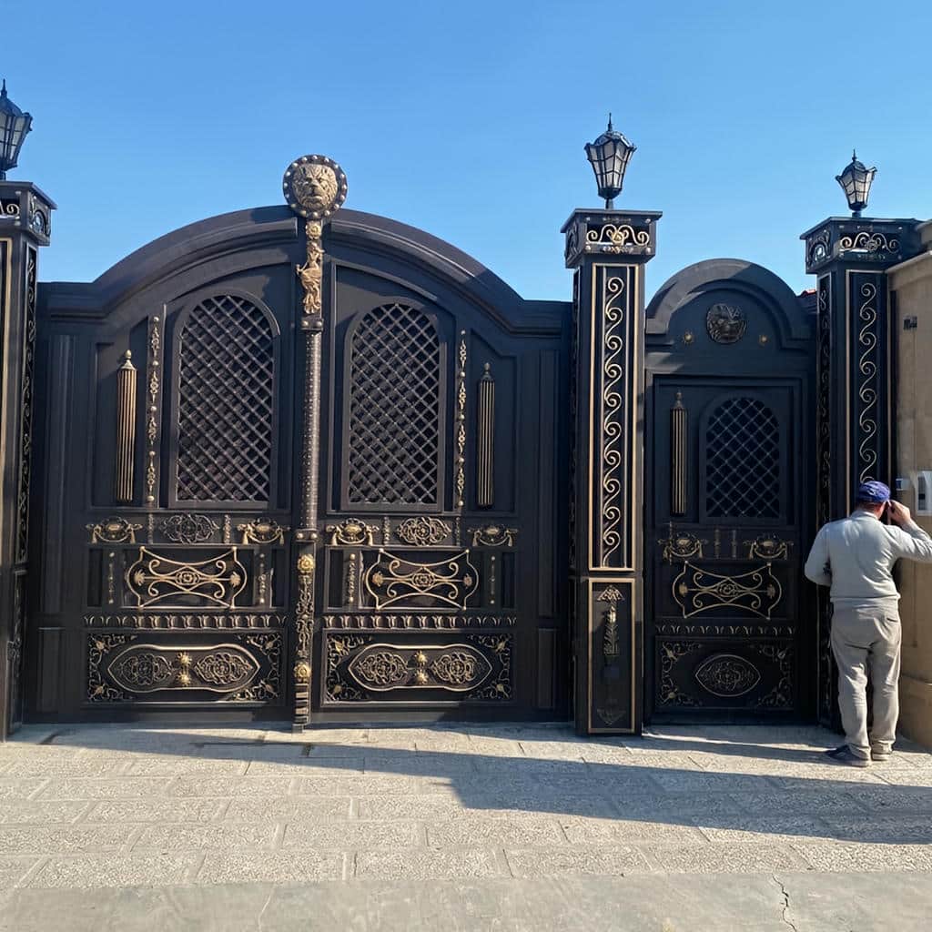 فروش درب ویلایی فرفورژه نمای رومی با رنگ مقاوم فروش درب ویلایی فرفورژه نمای رومی با رنگ مقاوم