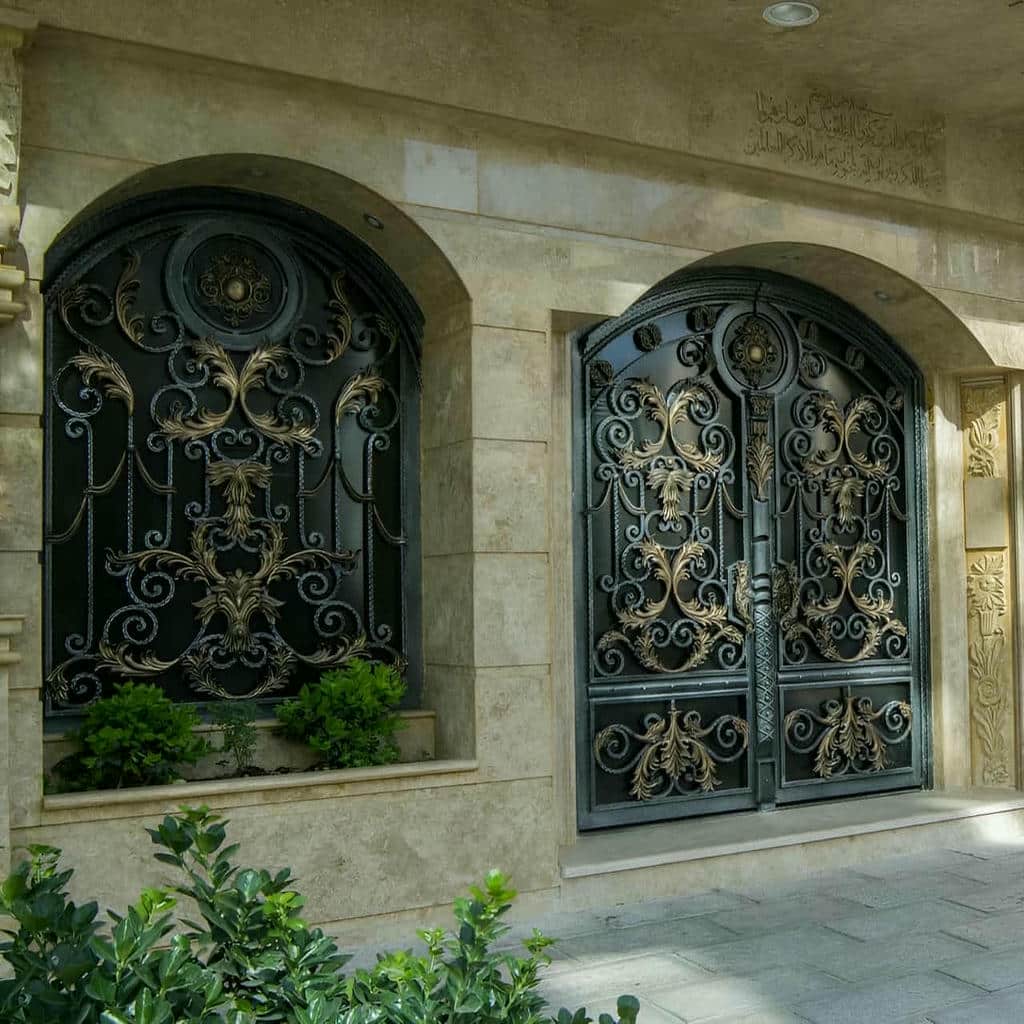 نصب درب پارکینگ مدرن پنل مشبک با قاب تقویت شده