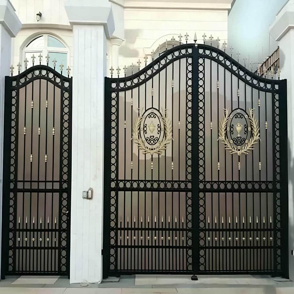 تولید درب حیاط فرفورژه نمای رومی با گل نرده متقارن تولید درب حیاط فرفورژه نمای رومی با گل نرده متقارن