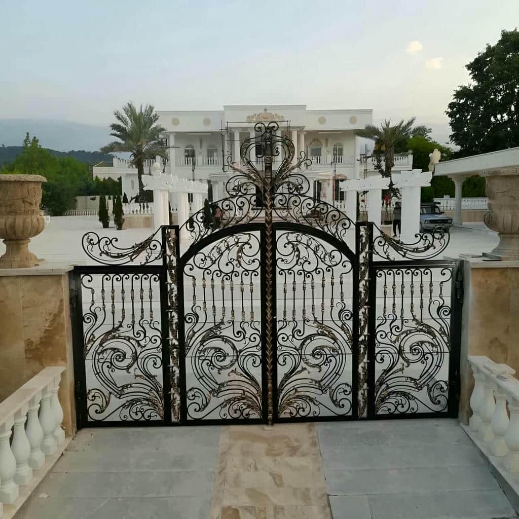 8 مدل درب حیاط فرفورژه نمای رومی