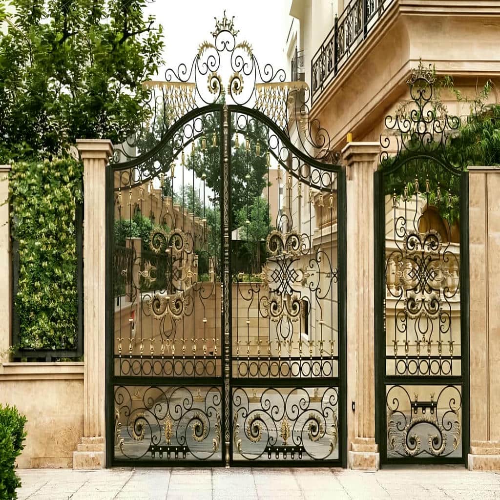 نصب درب حیاط ویلایی قوسی با کنترل تقارن نصب درب حیاط ویلایی قوسی با کنترل تقارن