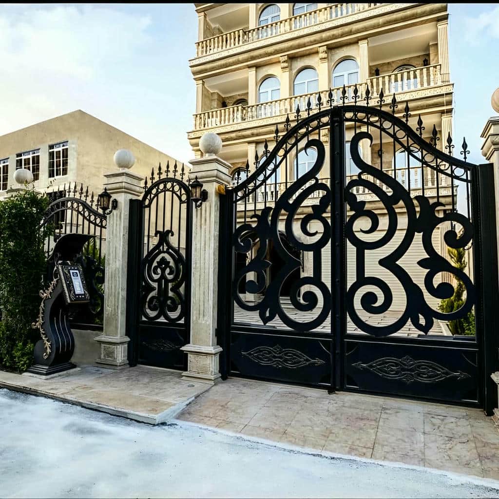 خرید درب ویلایی فرفورژه نمای رومی با طرح قوسدار خرید درب ویلایی فرفورژه نمای رومی با طرح قوسدار