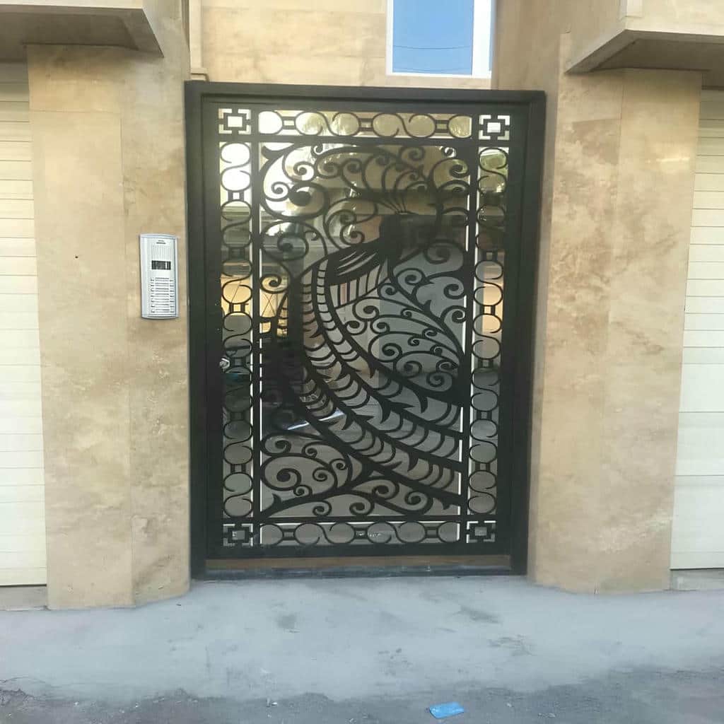 مدل مشبک درب حیاط کوچک نفررو برای عبور نور