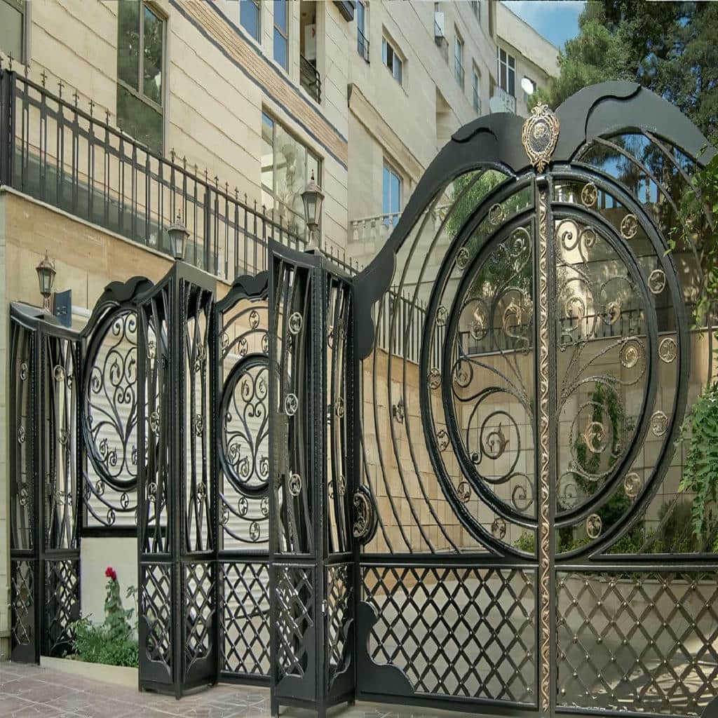 تولید درب آهنی شیک ورودی حیاط چوب‌نما