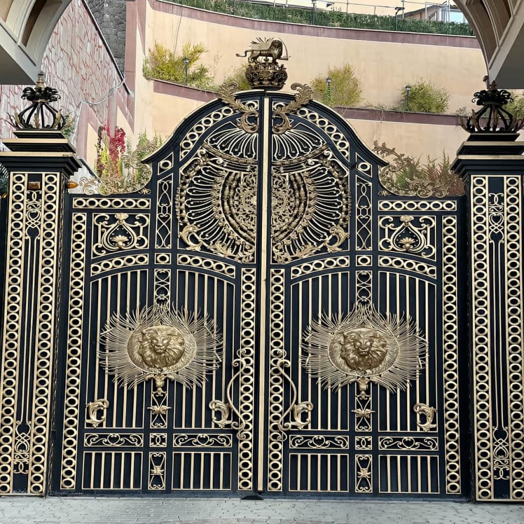 نصب درب پارکینگ دو لنگه عریض با لولای مقاوم نصب درب پارکینگ دو لنگه عریض با لولای مقاوم