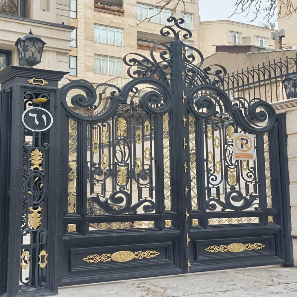 تولید درب پارکینگ فرفورژه نمای رومی با نقش متقارن تولید درب پارکینگ فرفورژه نمای رومی با نقش متقارن