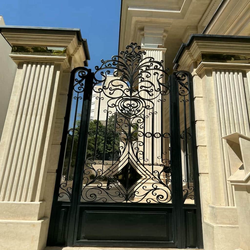 نصب درب فلزی لاکچری نمای ویلا فرفورژه