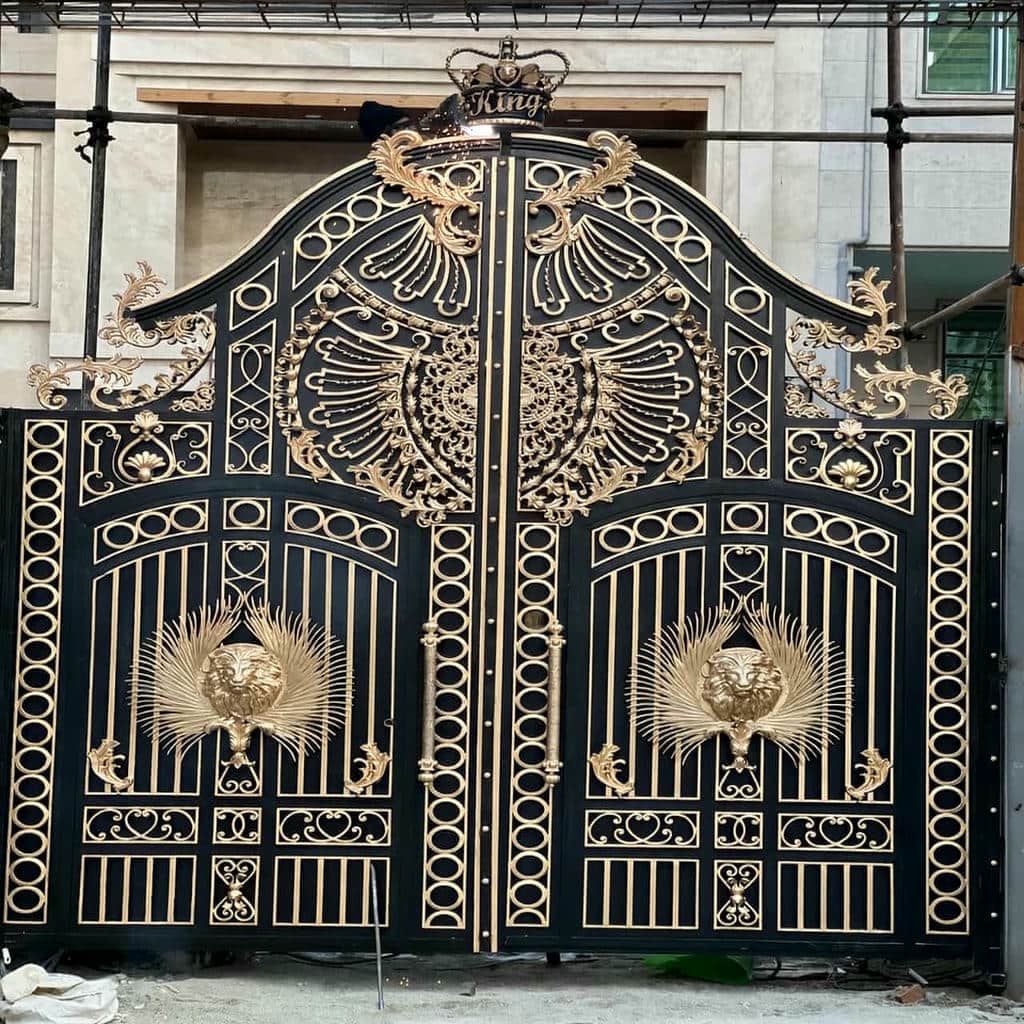 خرید درب پارکینگ فرفورژه نمای رومی تاج دار خرید درب پارکینگ فرفورژه نمای رومی تاج دار