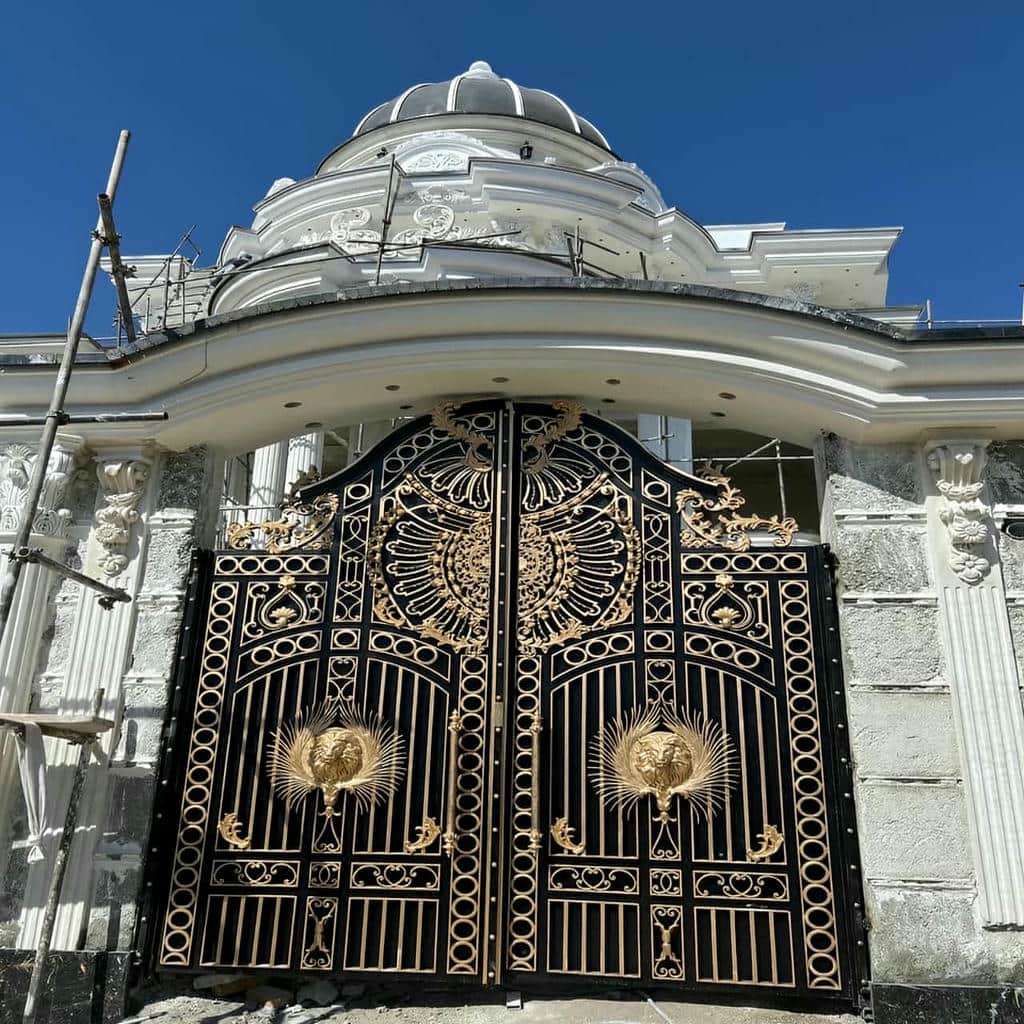 تولید درب پارکینگ فلزی نمای ساختمان با طرح مدرن تولید درب پارکینگ فلزی نمای ساختمان با طرح مدرن