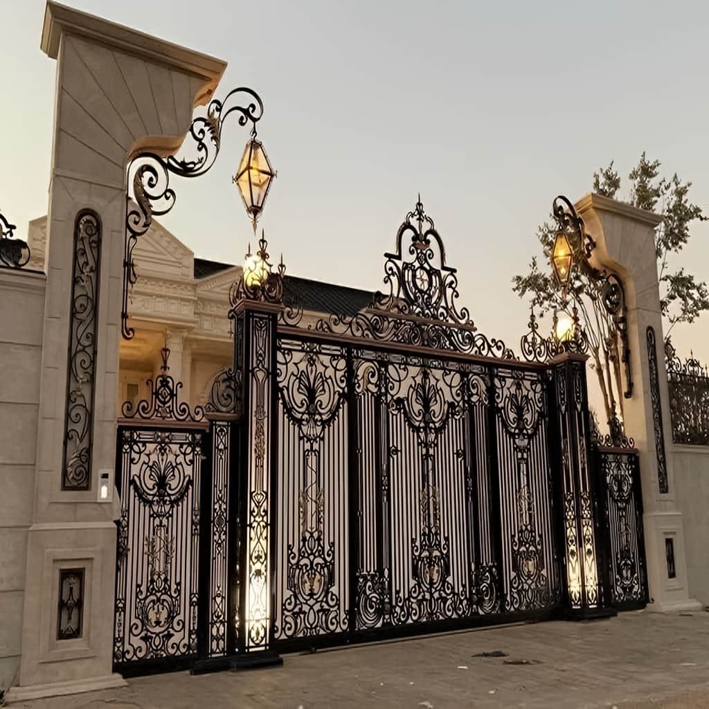 نصب درب آهنی باغ ماشین رو قاب‌دار