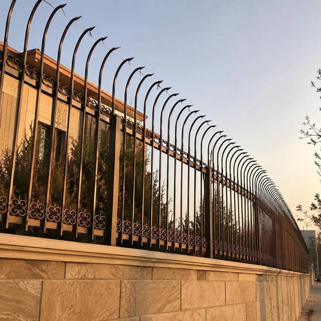خرید حفاظ دیوار ویلایی مدرن طرح نیزه عمودی ساده خرید حفاظ دیوار ویلایی مدرن طرح نیزه عمودی ساده