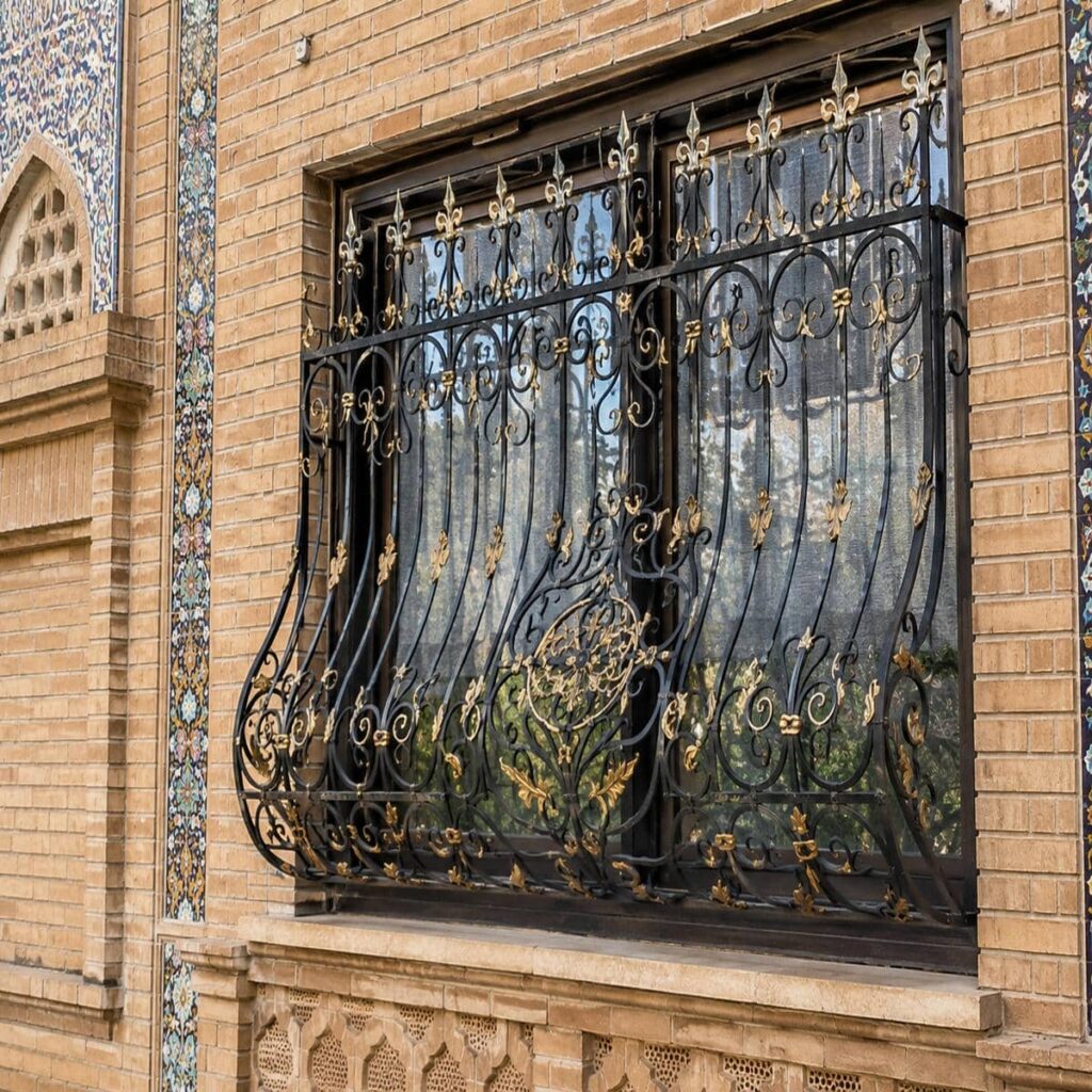 قیمت حفاظ پنجره مشکی طلایی نما سفارشی قیمت حفاظ پنجره مشکی طلایی نما سفارشی