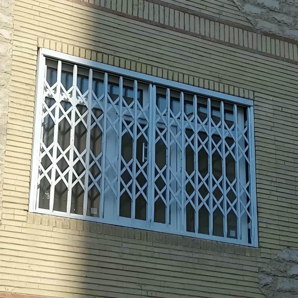 نصب حفاظ پنجره متحرک کشویی روی ریل تراز