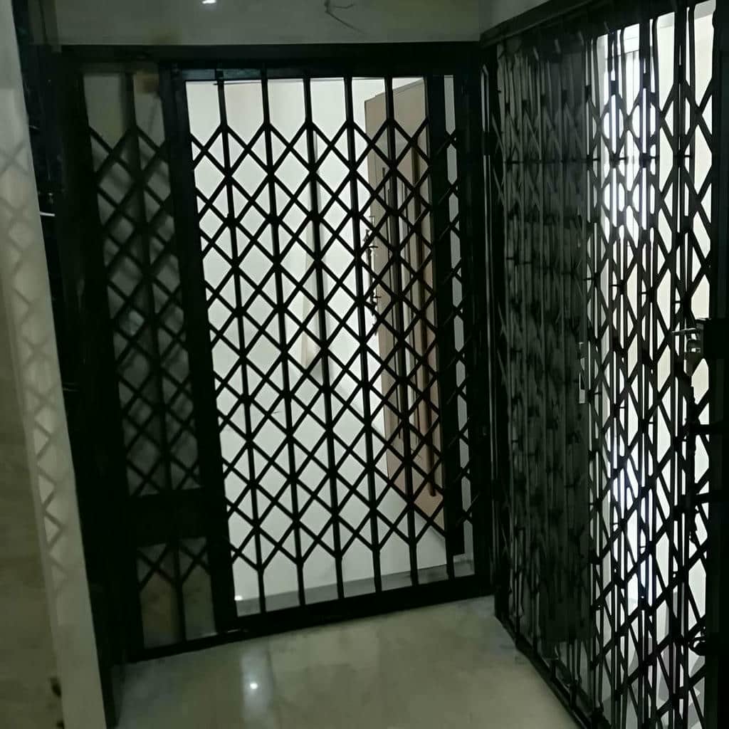 حفاظ کشویی جمع شده کنار چهارچوب ورودی