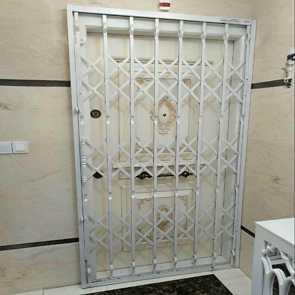 حفاظ کشویی مشکی با شبکه متراکم و منظم