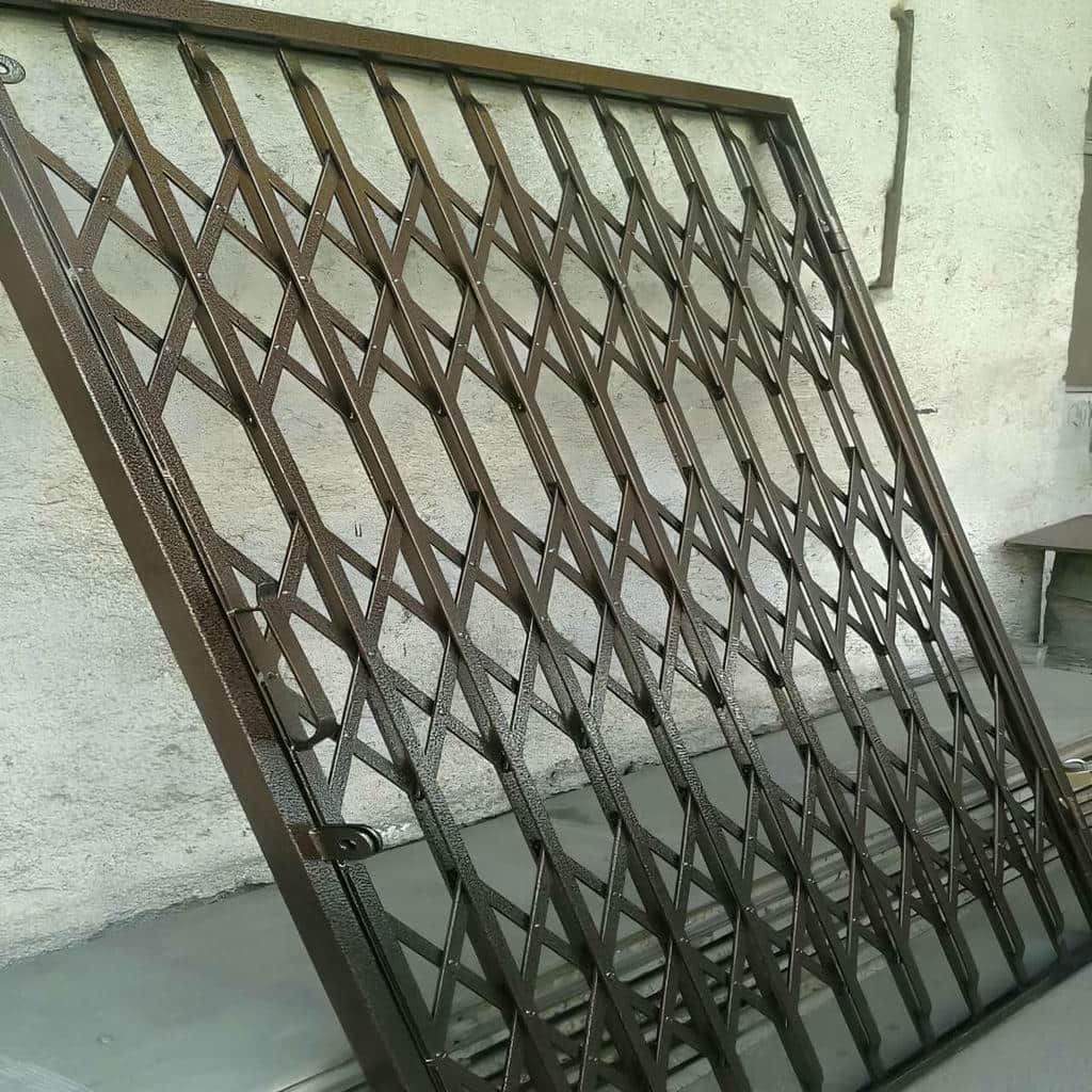 حفاظ لولایی درب نصب شده روی ورودی