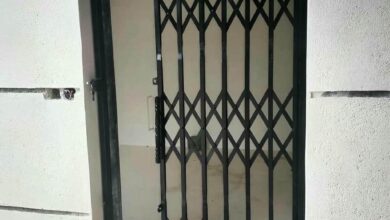 نرده آکاردئونی طوسی نصب شده کنار ورودی نوساز