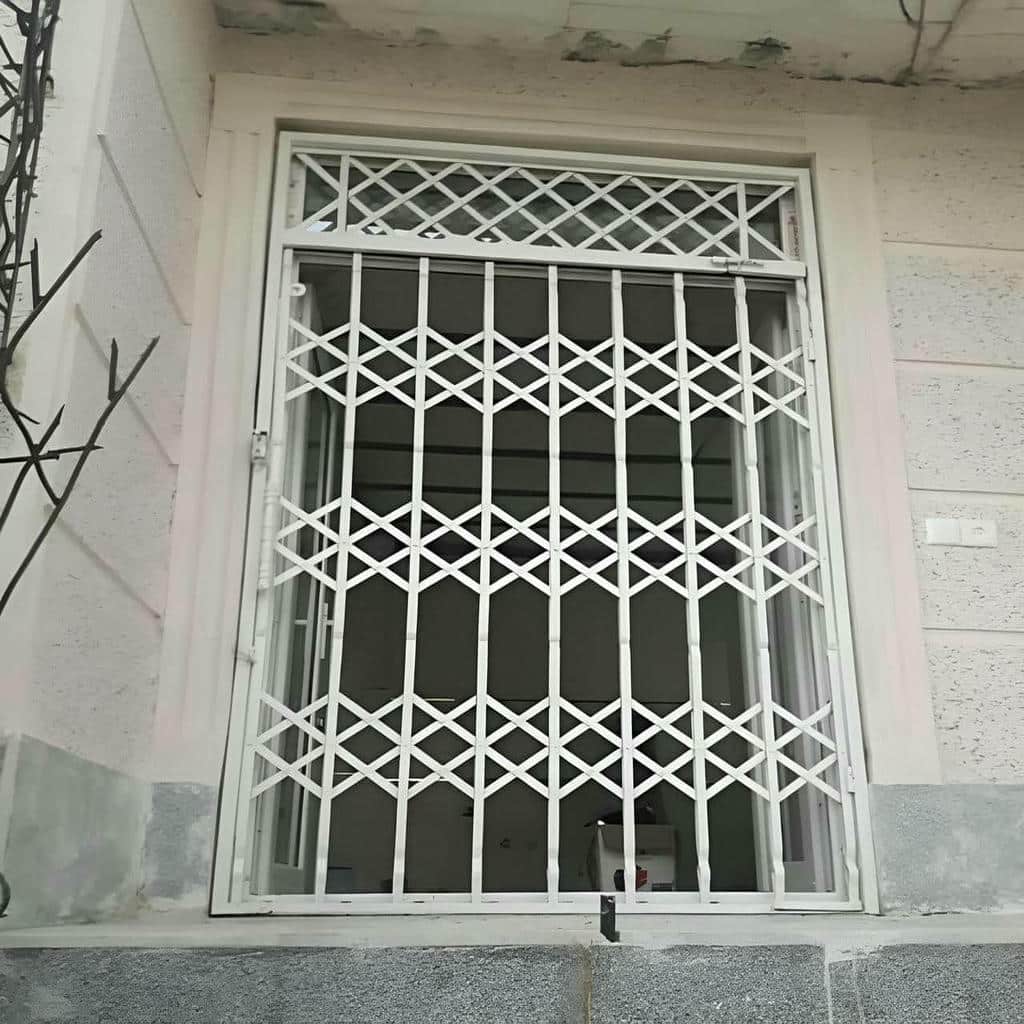 حفاظ ضربدری آکاردئونی مشکی روی ورودی قدیمی ساختمان
