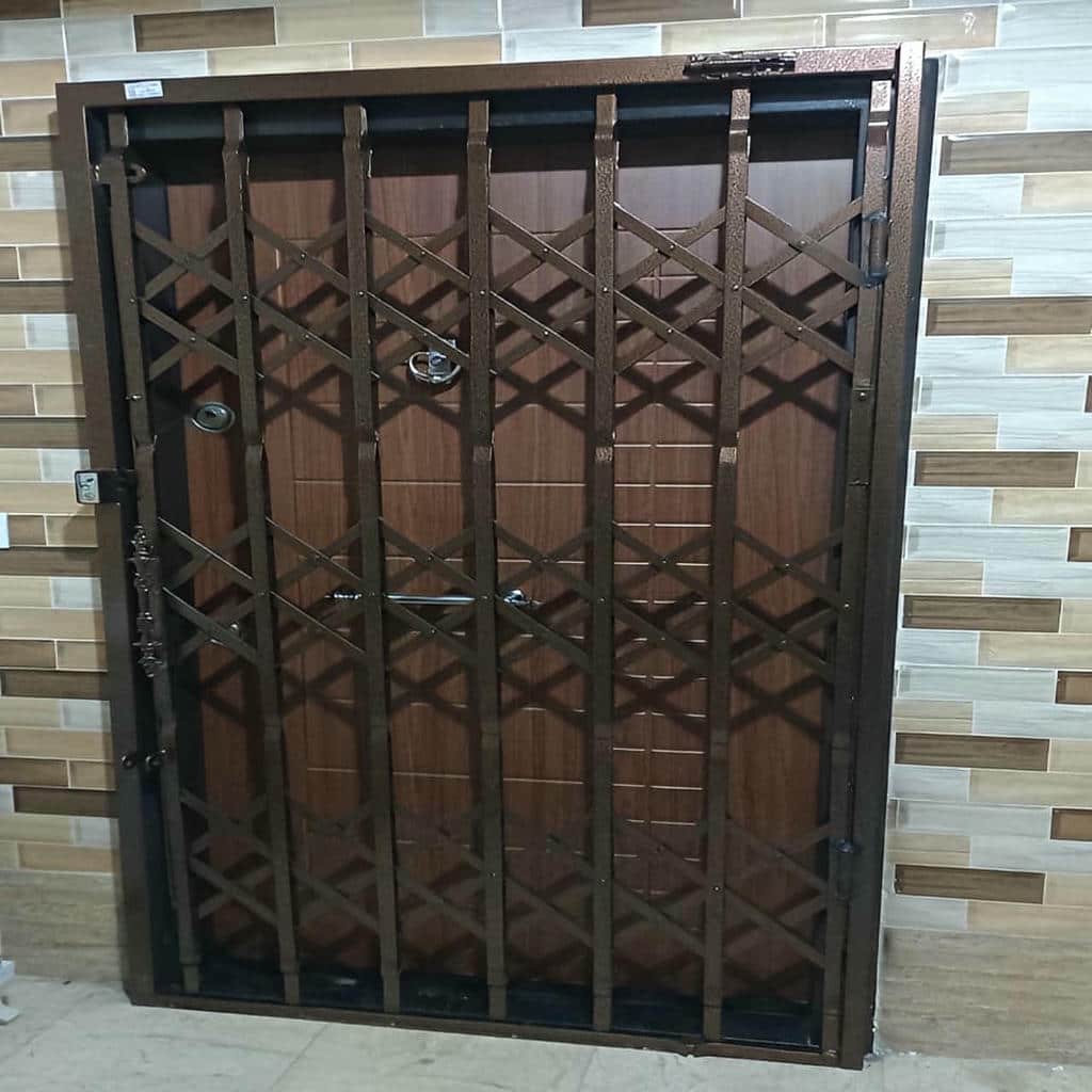 حفاظ لولایی درب طوسی با لولاهای فلزی