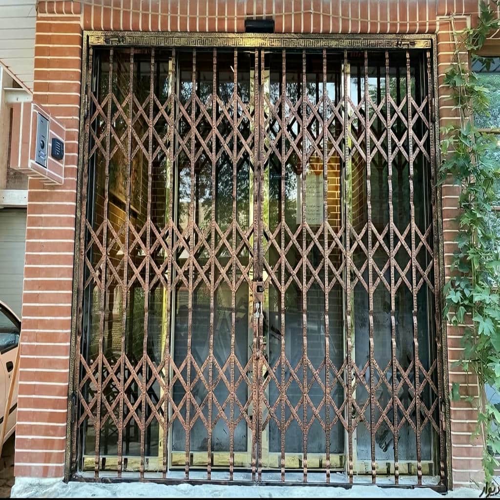 درب آکاردئونی آپارتمان نصب شده کنار چهارچوب درب آکاردئونی آپارتمان نصب شده کنار چهارچوب