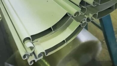 کرکره آلومینیومی نقره ای زیر بارش باران