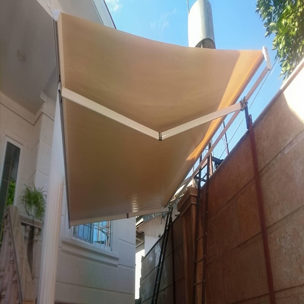 چادر برقی نصب شده روی نمای مینیمال