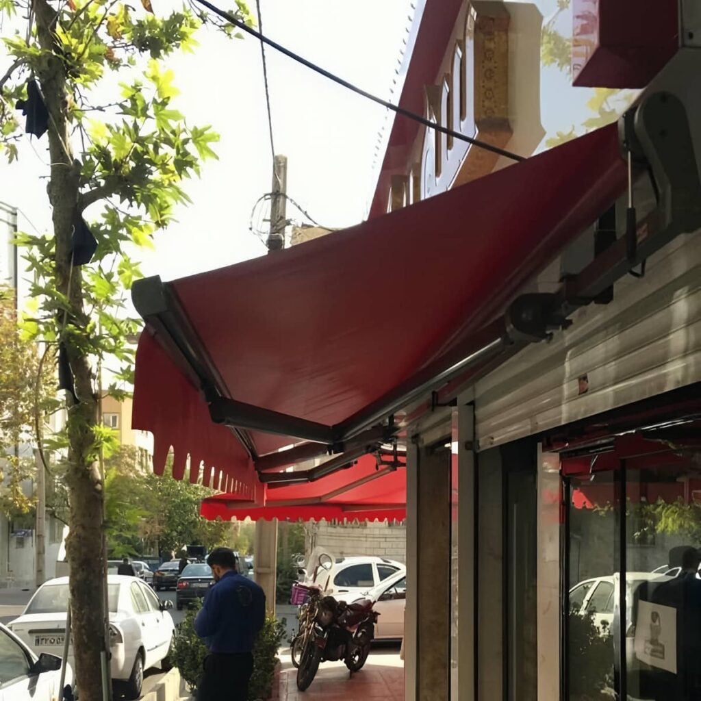 سایبان برقی نصب شده روی نمای ساختمان