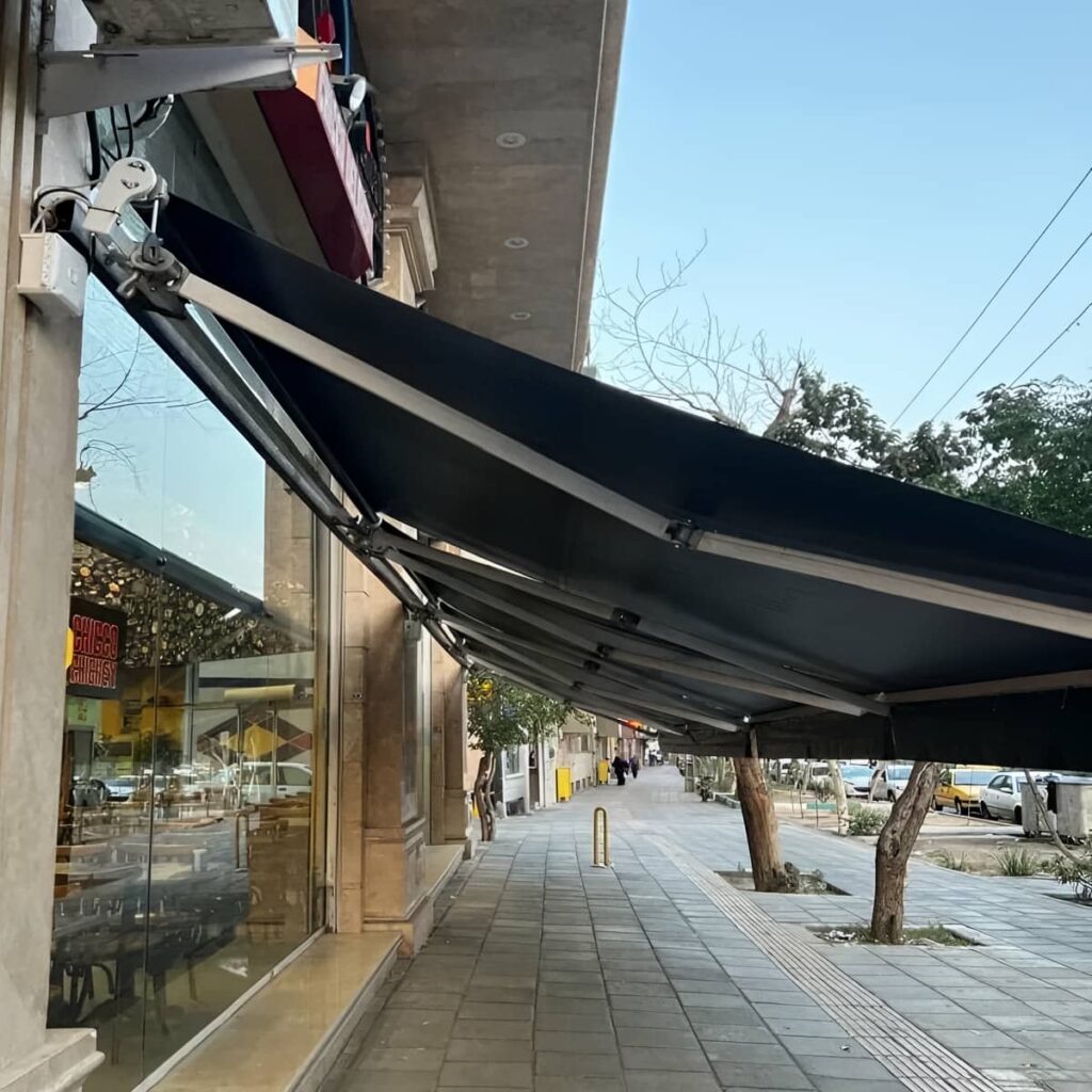 سایبان برقی بازویی در فضای مسکونی
