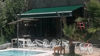 سایبان دوطرفه با پوشش روشن فضای باز