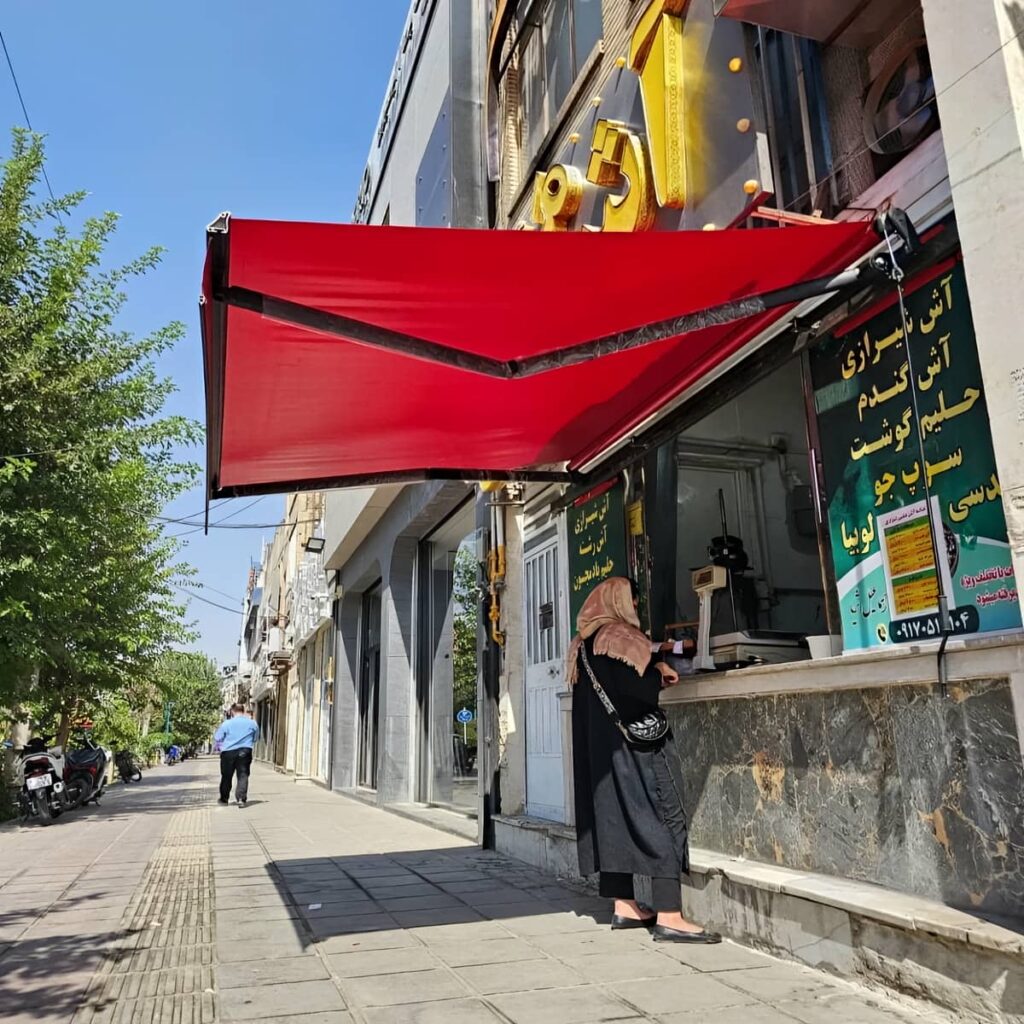 چادر برقی تاشو در نمای روبرو