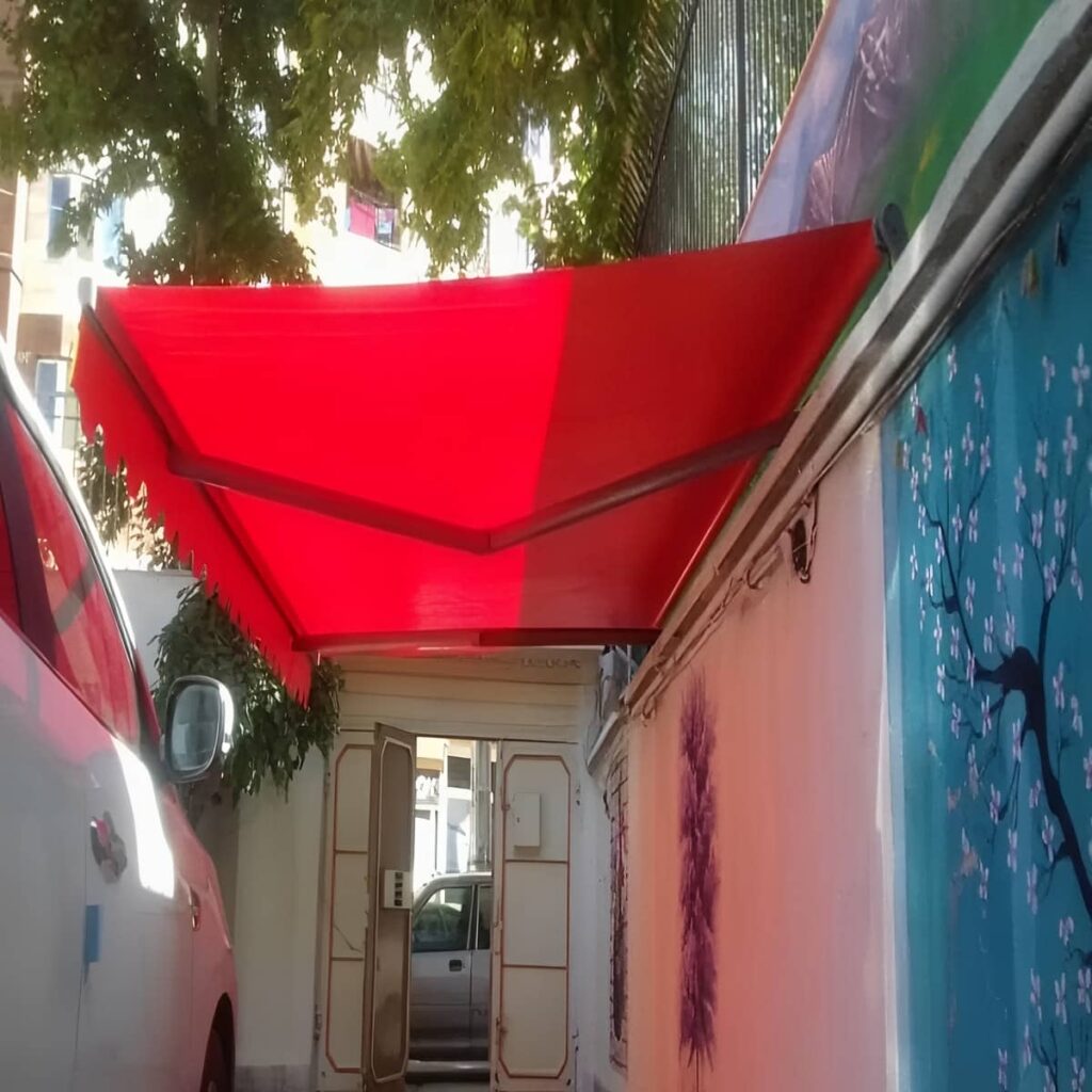 سایبان دوطرفه نصب شده روی محوطه بزرگ