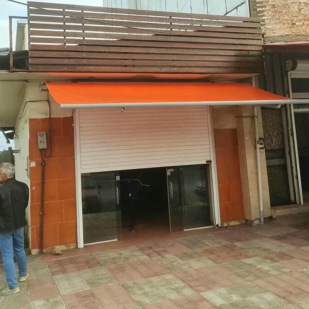سایبان برقی نصب شده روی تراس