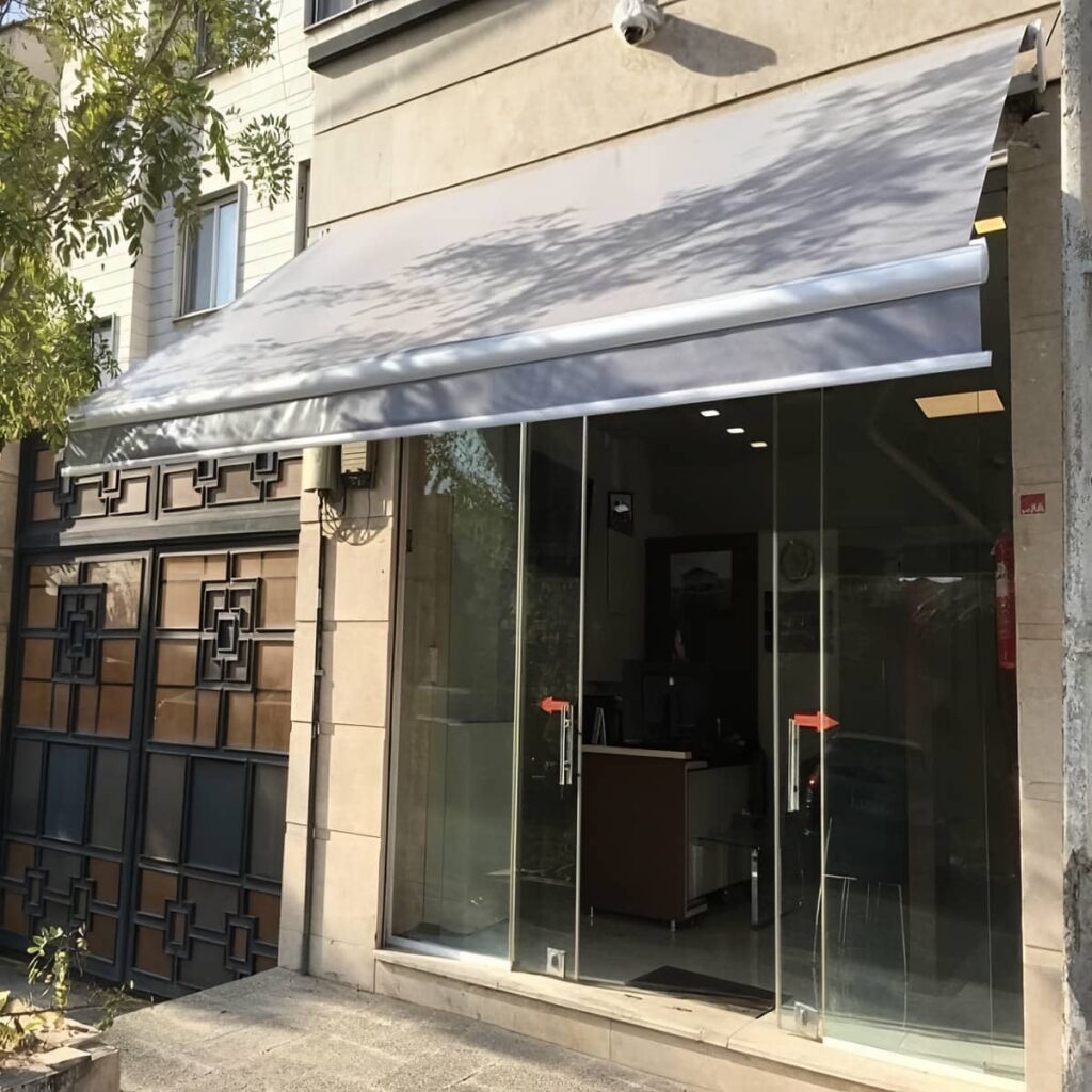 سازه سایبان دوطرفه در نمای ساختمان