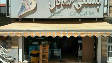 سایبان اتوماتیک بازویی با پوشش روشن فضای ویلا