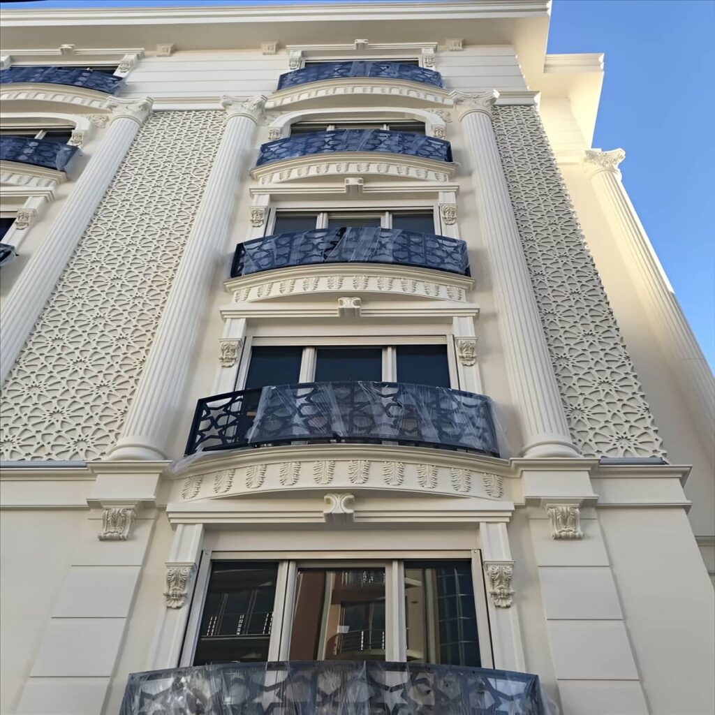 جان پناه بالکن مدرن با خطوط منظم