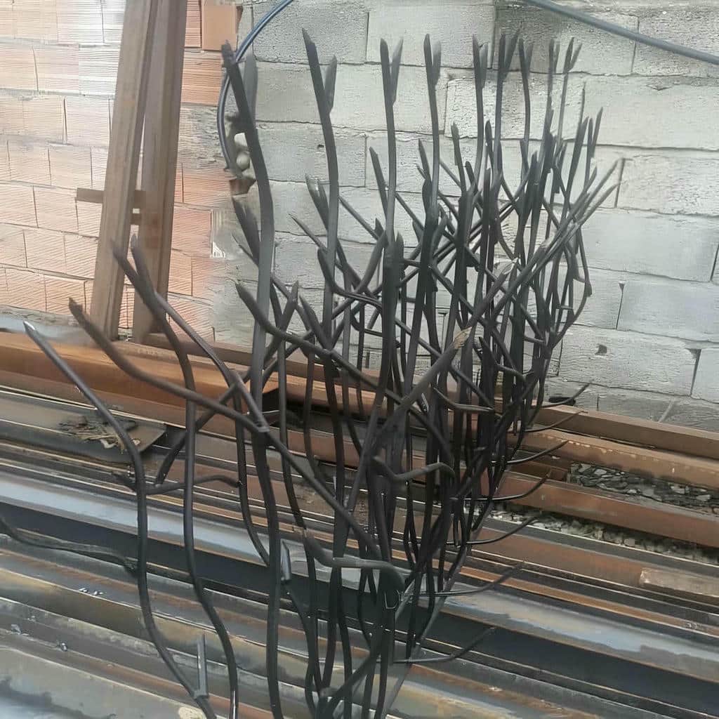 حفاظ شاخ گوزنی طرح اف نصب شده روی دیوار