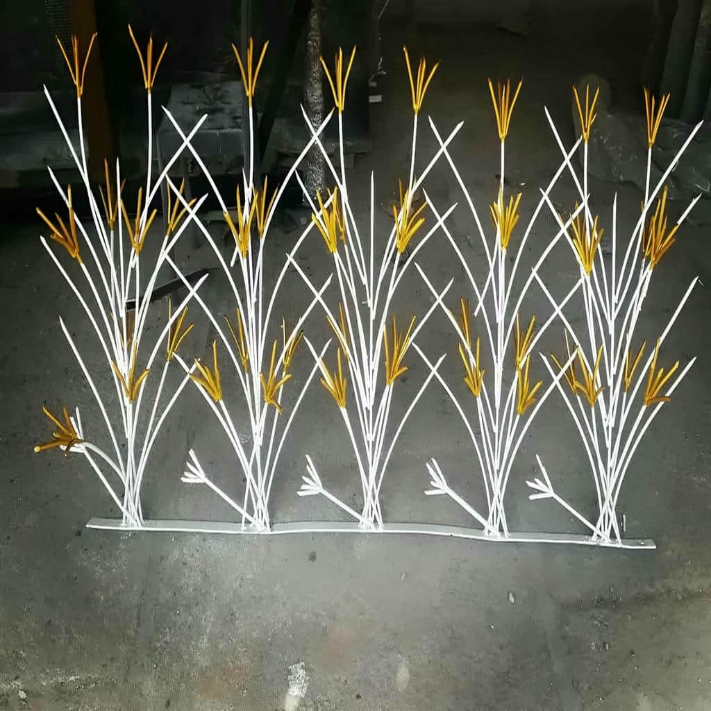 حفاظ روی دیوار حیاط طرح لیلیوم