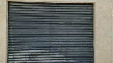 کرکره پارکینگ سفید روی ورودی پروژه نوساز