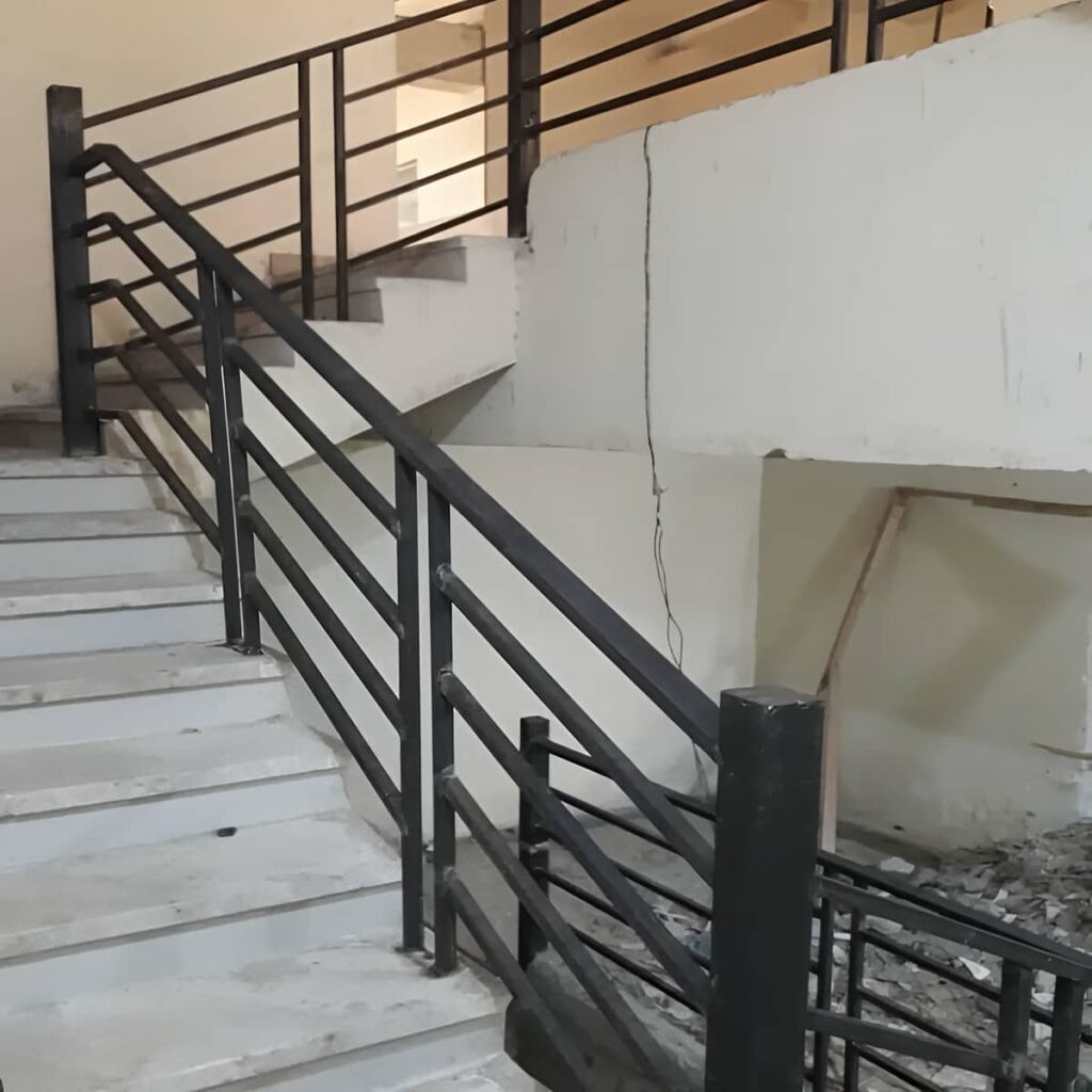 نرده فلزی بالکن با پوشش مقاوم بازسازی