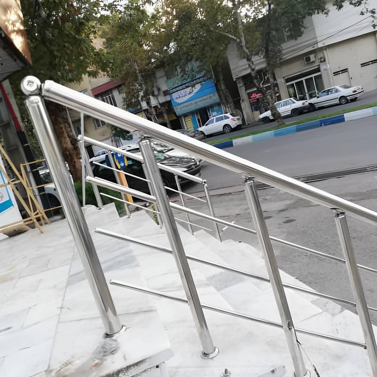 نرده راه پله فلزی با طراحی ساده داخلی