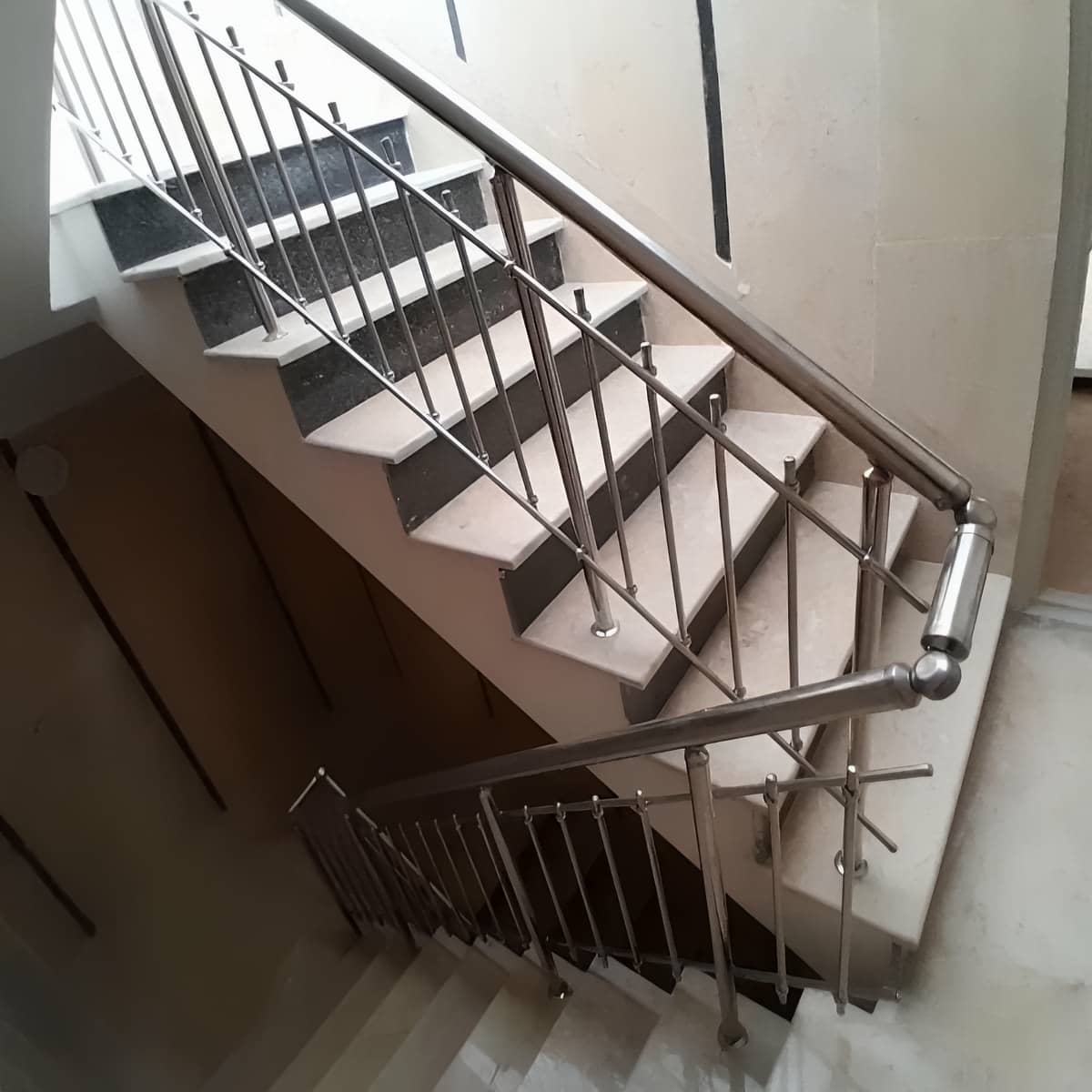 نرده استیل بالکن با سطح براق