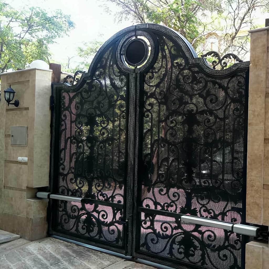 جک الکترومکانیک بازویی روی درب پارکینگ