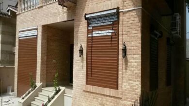 کرکره پنجره سفید روی نمای قدیمی
